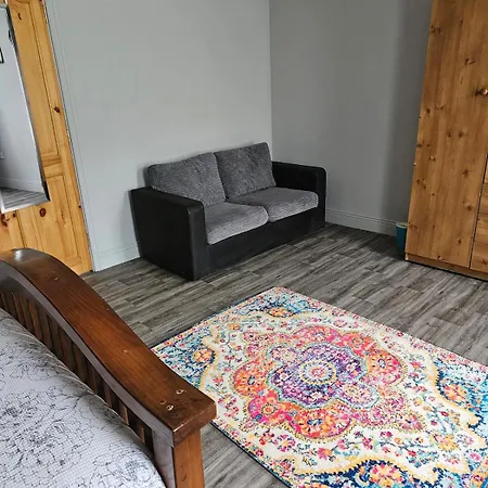 The West Wing, Kiskeam Apartment Meens